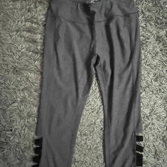 Cropped Workout Leggings - Picture 5 of 9